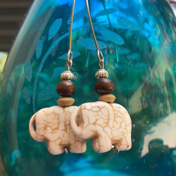 Boho Rustic White howlite stone Elephant earrings - Picture 5 of 10